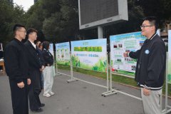 勾当现场通过板报宣传、发放宣传